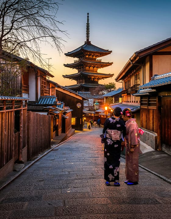 Discover the Gion Geisha district in Kyoto at night